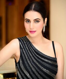 Anusmriti Sarkar Instagram - Few hours in Delhi to promote our movie “Hum Tumhe Chahte Hain ✨🧿🧿

Outfit - @majesticbyjapnah 
Heels- @stevemadden 
Styling - @stylebyaaash 

#movie #promotion #black #custom #gown #event #release #sunday #as #anusmriti #anusmritisarkar