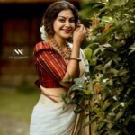 Anusree Instagram - നിന്റെ തിരുനടയില്‍ നറു നെയ്ത്തിരി കതിരായ് ആരുമറിയാതെ എന്നും വീണെരിഞ്ഞീടാം❤️❤️ ..... ...... ..... ..... ..... ..... On Frame @anusree_luv MaH @pinkyvisal Outfit @kasavu_by_khajuraho Jewells @meralda.jewels Styling @sabarinathk_ Saree draping @kp_thesareedrapist Location @kondai_lip_resort Assistant @nidhinmaniyan Grading @nixha_.d Assistant @___jagan____ Assistant @vijeeshachoos shoot on 1dxmiii @canonindia_official Kondai Lip Backwater Heritage Resort Alappuzha