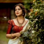 Anusree Instagram - നിന്റെ തിരുനടയില്‍ നറു നെയ്ത്തിരി കതിരായ് ആരുമറിയാതെ എന്നും വീണെരിഞ്ഞീടാം❤️❤️ ..... ...... ..... ..... ..... ..... On Frame @anusree_luv MaH @pinkyvisal Outfit @kasavu_by_khajuraho Jewells @meralda.jewels Styling @sabarinathk_ Saree draping @kp_thesareedrapist Location @kondai_lip_resort Assistant @nidhinmaniyan Grading @nixha_.d Assistant @___jagan____ Assistant @vijeeshachoos shoot on 1dxmiii @canonindia_official Kondai Lip Backwater Heritage Resort Alappuzha