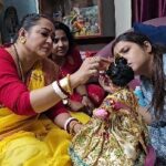 Aparajita Auddy Instagram - আমার এবছরের মা লক্ষ্মীর সাজ এবারে মা লক্ষীর যে পোশাক এবং যে গয়না সেটা মায়াপুর থেকে আমার এক বোন পাঠিয়েছেন (দেবযানি) তার বাড়ি আমরা ঘরে ঘরে zee বাংলার জন্যে গিয়েছিলাম তার গোপাল আছে এবং তার গোপাল আমার মা লক্ষীকে অর্থাৎ তার বউকে তার পোশাক এবং গয়না পাঠিয়েছে ন তাই মা এবারে চটপট করে খুব সুন্দর ভাবে সেজে নিয়েছে।#Instagram#goodvibes#love#maalakshmi