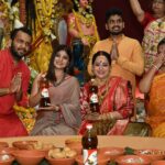 Aparajita Auddy Instagram - বাঙালির সব থেকে বড় উৎসবে আজকের মহাআয়োজন Doctors' Choice -এর পক্ষ থেকে মহাষ্টমীর ১০৮ মহাভোগ। সঙ্গে সাউথ সিটি কমপ্লেক্সের আবাসিক দের জন্য রইলো আন্তরিক ধন্যবাদ এত সুন্দর করে সন্দীপ্তা আর আমাকে এই আনন্দ উৎসবে সামিল করার জন্য। #DoctorsChoice #DilKiChoice #DurgaPuja2023 #DebiPokho #mahavog #astami #sandiptasen #AparajitaAdhya South City