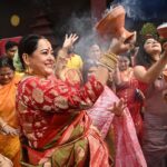 Aparajita Auddy Instagram - বাঙালির সব থেকে বড় উৎসবে আজকের মহাআয়োজন Doctors' Choice -এর পক্ষ থেকে মহাষ্টমীর ১০৮ মহাভোগ। সঙ্গে সাউথ সিটি কমপ্লেক্সের আবাসিক দের জন্য রইলো আন্তরিক ধন্যবাদ এত সুন্দর করে সন্দীপ্তা আর আমাকে এই আনন্দ উৎসবে সামিল করার জন্য। #DoctorsChoice #DilKiChoice #DurgaPuja2023 #DebiPokho #mahavog #astami #sandiptasen #AparajitaAdhya South City