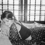 Apoorva Arora Instagram - दोस्त etc #shotonfilm 1- Sharvi stood still for half a second 2- Laundry and taxes ✔️ 3- Gunjan from a different era 4- Some lady I’ve to call mom 5- Pranav and Nupur 6- Mario Puzo iske sapne mein aaya tha kehta.. #iykyk 7- Tanasha on Ganesh Chaturthi 8- Clinton on Rakshabandhan 9- Rohit/Kabir 10- Besarpaer x Yugm 🎞️- sincity @zhenwei.film