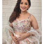 Apurva Nemlekar Instagram - . Be the reason someone smiles today❤️ . Styled by - @pratibimb_by_ashwinibhosale_14 @pratibimbtherentalboutique Jewellery - @apoorvacollections.in Pc - @aneket.flp . #apurvanemlekar #saavni💃 #premachigoshtaonstarpravah #aartigharagharatali #StarPravah #apoorvacollections #hazeleyes #ladyofwords #grace