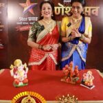 Apurva Nemlekar Instagram - या बॉक्समध्ये दडल्यात बाप्पाच्या आवडत्या वस्तू... पाहूया कोण किती वस्तू ओळखतंय... पहा #StarPravahGaneshotsav2023 on 24th September, 7 PM Star प्रवाहवर.... ‘Star प्रवाह गणेशोत्सव २०२३’ ।। आरती घराघरातली ।। #AartiGharagharatali #Ganeshotsav2023 #starpravah