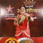 Apurva Nemlekar Instagram - अशा पद्धतीने तुम्ही दुर्वांची जुडी बांधू शकता का...? पहा #StarPravahGaneshotsav2023 on 24th September, 7 PM Star प्रवाहवर.... ‘Star प्रवाह गणेशोत्सव २०२३’ ।। आरती घराघरातली ।। #AartiGharagharatali #Ganeshotsav2023 #StarPravah