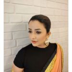 Apurva Nemlekar Instagram - . Let the sparkle of your soul shine 💖 . Pc - @rishiiszc . #apurvanemlekar #ladyofwords #sparkle #glitter #pink #sareelover #saavni💃 #iamdwayiam #goldenheart #fashion #saree #premachigoshtaonstarpravah #StarPravah #hazeleyes