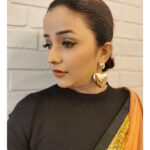 Apurva Nemlekar Instagram - . Let the sparkle of your soul shine 💖 . Pc - @rishiiszc . #apurvanemlekar #ladyofwords #sparkle #glitter #pink #sareelover #saavni💃 #iamdwayiam #goldenheart #fashion #saree #premachigoshtaonstarpravah #StarPravah #hazeleyes