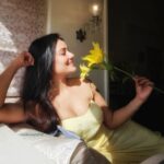 Archana Gupta Instagram - Be a soul, Full of sunshine 🌞 . . . . . . . . #sunkissed #sunlight #saturdaymorning #smile #love #archannaguptaa #actress #portrait #photooftheday #bhfyp #photoshoot #flowers #lilly #selenagomez #beauty #travelphotography #fashionable #dresslover #instaphoto #igers #selfportrait #mobileclick #mobilephotography#weekendvibes