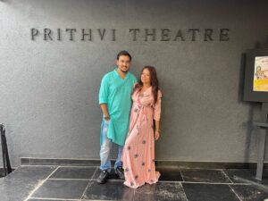 Archana Prajapati Instagram - After the show ❤️ 
.
❤️❤️🥰🥰🥰❤️❤️ 💐🌺🥰🔥🔥 

@prithvitheatre @directorshadab8 @castingnoor 
#play #showscratch #showsomelove #happy #lovestatus @directorshadab