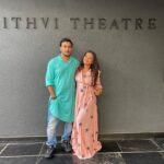 Archana Prajapati Instagram - After the show ❤️ . ❤️❤️🥰🥰🥰❤️❤️ 💐🌺🥰🔥🔥 @prithvitheatre @directorshadab8 @castingnoor #play #showscratch #showsomelove #happy #lovestatus @directorshadab