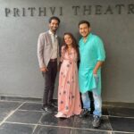 Archana Prajapati Instagram - After the show ❤️ . ❤️❤️🥰🥰🥰❤️❤️ 💐🌺🥰🔥🔥 @prithvitheatre @directorshadab8 @castingnoor #play #showscratch #showsomelove #happy #lovestatus @directorshadab