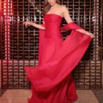 Archana Vijaya Instagram - Red - Hot or not ? 💥♥️💃🏽 Let’s try this new poll feature on Insta ?! 😜😂 Borrowed from erstwhile Twitter ! 😛😁 Outfit - @gauriandnainika Makeup - @makeupbyniharikamukim Photography - @lakshay.dargan