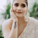 Arti Singh Instagram - BRB, Playing sundar susheel bridesmaid☺️❤️ Shoot concept & creative Direction: @thebridesofindia @mansidhanak Hair by: @themadhurinakhale Makeup by: @mallika_bhat Makeup products: @Nourrbymallikabhat On set styling: @stylebysugandhasood @micu_28_ Location: @westinmumbaipowai Outfit: @premyabymanishii Jewellery: @rimayuO7 Production: @mansidhanak @vinavb @mehtaakshit @revurgeofficial Photography by: @soham_088 #TheBridesofindia ✨🧿