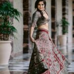 Arti Singh Instagram - Piya tose naina lage re❤️❤️ Shoot concept & creative Direction: @thebridesofindia @mansidhanak Hair by: @themadhurinakhale Makeup by: @makeupbytabeer_a Makeup products: @Nourrbymallikabhat On set styling: @stylebysugandhasood @micu_28_ Location: @westinmumbaipowai Outfit: @rockystarofficial Jewellery: @rimayuO7 Production: @mansidhanak @vinavb @mehtaakshit @revurgeofficial Photography by: @seventybytwo #TheBridesofIndia ✨🧿