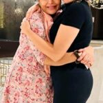 Asha Sharath Instagram - From miles apart to heartwarming hugs in Chicago 🇺🇸❤️ Reuniting with my daughter, and my heart is bursting with love! 🥰👩‍👧 #FamilyReunion #EmotionalJourney #ChicagoDiaries