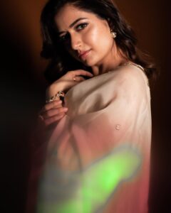 Ashika Ranganath Instagram - Brightening your feed with early diwali wishes.. Happy Diwali 🪔 Happy Deepavali!!! Saree by @raw_mango Stylist @varshini_janakiram @stilerush_by_varshinijanakiram Asst styling @kavya.shivashankar Make up @shreeyapawar_makeup_studio Hair @paramesh_hairstylist Shot by @vasukikarkone @chethna_k Jewellery @joscojewellers