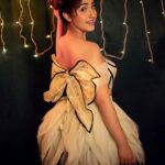 Ashnoor Kaur Instagram - “Laughter is timeless. Imagination has no age. Dreams are forever.” — Tinker Bell🧚🏻 . . . 👗 @leaclothingco x @mad.micron 🧣 @littlepuffsofhappiness @styleitupwithraavi 📸 @potraitdeewana 💁🏻‍♀️ @flawlesshair_by_sharmila 💄@jyotijainmakeovers