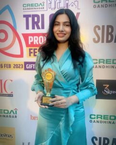 Avani Modi Instagram - Happy and honoured to have received #SIBA award organised by @brandfluenzers and @credaigandhinagar at @gift_city_gandhinagar today. 

Dress: @sheclosetbhopal 

Thank you ❤️