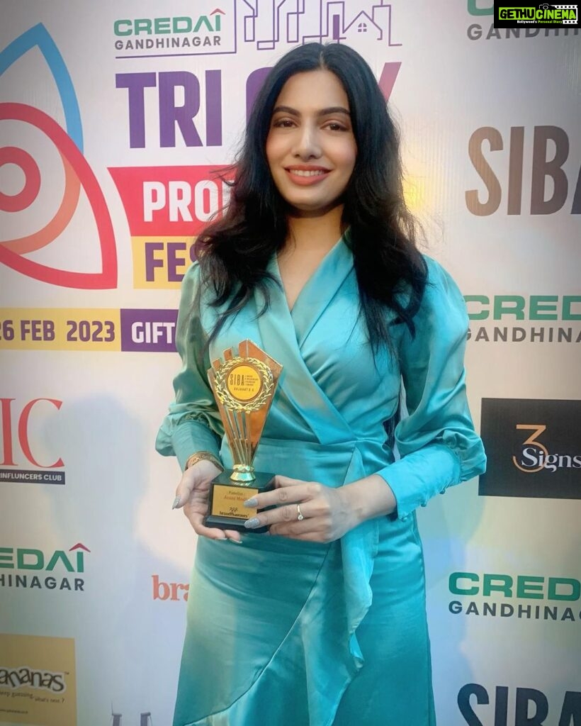 Avani Modi Instagram - Happy and honoured to have received #SIBA award organised by @brandfluenzers and @credaigandhinagar at @gift_city_gandhinagar today. Dress: @sheclosetbhopal Thank you ❤ Green City - Gandhinagar
