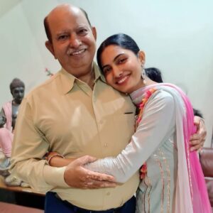 Avani Modi Instagram - Happy birthday Pappa. 

નામ ની પાછળ અને નજર ની સામે પિતા નું હોવું એ જ જીવન નું સૌભાગ્ય. માં નો ખોળો અને બાપ નો ખભો નસીબદાર ને જ મળે. Thank you પપ્પા પડછાયા ની જેમ દરેક આકરી તડકી છાંયી માં અમારી જોડે ઉભા રહેવા માટે. Thank you તમારી વાતો સલાહો ઠપકાઓ અને શિખામણો ના વારસા માટે. Thank you અમને ઉડવા માટે પાંખો આપવા માટે અને માળો બની ને ઠેકાણું આપવા માટે. તમે છો એ જ ઈશ્વર ની અમૂલ્ય ભેંટ અને આવા ને આવા જ કાયમ રહો એ અમારી ઈશ્વર ને પ્રાર્થના. जीवेम शरद: शतम॥ @vinodmodicom