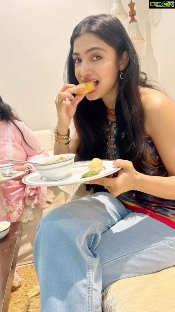 Avani Modi Instagram - Got to binge over this mouth watering delicacies of Ranchi. Dhuska, Pita, barra and ghughi. Also got to play with this cute little bunny JOEY 😍🐰😌 @fashionpointexhibitions @fashionclubnewlife @yah_its_surbhi