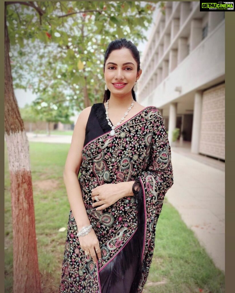 Avani Modi Instagram - Flaunting my Indian ambience in this stunning saree ❤ Thank you @sainiproduction for curating this look Outfit: @pratha_by_boskysheth Jewellry: @shalibhadra_fashion_jewellery Green City - Gandhinagar