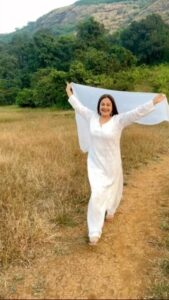 Ayesha Jhulka Instagram - Hold my hand, and I promise I will never let you go 😊 

Happy Valentine’s Day ❤️ 

#valentines #love #ishq #promise #loveislove #happiness #adore #khiladi #memories #aj #instagood #instagram #reelitfeelit #feelitreelit #tuesday