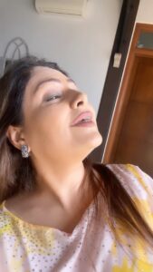 Ayesha Jhulka Instagram - Competing with my onscreen husband #atulkulkarni aka Ramesh Dholakia’s singing skills 😂 😂

#bathroomsinger #confidence #music #talent #comedy #funnyreels #happyfamily #conditionsapply #husband #imitate #copy #reelitfeelit #feelitreelit #instagood #instagram #instadaily #sunday #aj #funny