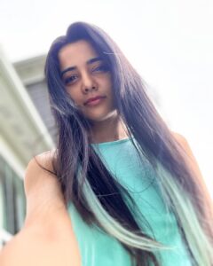 Ayli Ghiya Instagram - Chicago Vibes ☮️ 
Who amongst you all are from Chicago? And any fall events happening in next 2 weeks/weekends? 
Should I plan some Meet & Greet🤔 just wondering if I’ll meet more fans/friends from Chicago this time too💃🏻💃🏻
Ps: met quite a few last year! Made a lot of friends last yr and this time as well already💃🏻💃🏻 but can’t wait for what unknown unexpected experiences gonna come my way in the next 2-3 weeks💃🏻💃🏻
Wohoo #excited 🔥