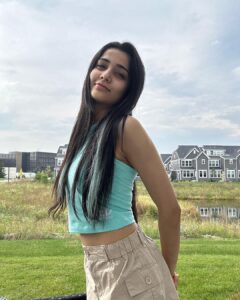 Ayli Ghiya Instagram - Chicago Vibes ☮️ 
Who amongst you all are from Chicago? And any fall events happening in next 2 weeks/weekends? 
Should I plan some Meet & Greet🤔 just wondering if I’ll meet more fans/friends from Chicago this time too💃🏻💃🏻
Ps: met quite a few last year! Made a lot of friends last yr and this time as well already💃🏻💃🏻 but can’t wait for what unknown unexpected experiences gonna come my way in the next 2-3 weeks💃🏻💃🏻
Wohoo #excited 🔥