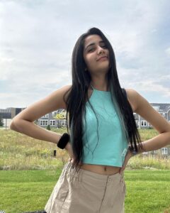 Ayli Ghiya Instagram - Chicago Vibes ☮️ 
Who amongst you all are from Chicago? And any fall events happening in next 2 weeks/weekends? 
Should I plan some Meet & Greet🤔 just wondering if I’ll meet more fans/friends from Chicago this time too💃🏻💃🏻
Ps: met quite a few last year! Made a lot of friends last yr and this time as well already💃🏻💃🏻 but can’t wait for what unknown unexpected experiences gonna come my way in the next 2-3 weeks💃🏻💃🏻
Wohoo #excited 🔥