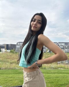 Ayli Ghiya Instagram - Chicago Vibes ☮️ 
Who amongst you all are from Chicago? And any fall events happening in next 2 weeks/weekends? 
Should I plan some Meet & Greet🤔 just wondering if I’ll meet more fans/friends from Chicago this time too💃🏻💃🏻
Ps: met quite a few last year! Made a lot of friends last yr and this time as well already💃🏻💃🏻 but can’t wait for what unknown unexpected experiences gonna come my way in the next 2-3 weeks💃🏻💃🏻
Wohoo #excited 🔥