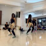 Ayli Ghiya Instagram - AstroApsara Par 1😌 Part 2 Dropping in Tomorrow!💃🏻 Very Proud of you @darshishah_10 to catch the choreo in an hour! I know we had very less time when you didn’t even get to hear the song properly and had to submit it before even we started the choreo! But you did an amazing job! And you are a great performer Believe in yourself always❤️ #aylisdanceandartacademy #adaafam