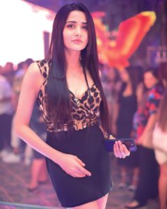 Ayli Ghiya Instagram - ♠️

An unforgettable Neon Jungle experience.. a birthday bash for  @karanbothara !! 
& No it’s not a club with fixed set up.. it’s a work of art created by
@dynamicentertainmentindia 😍