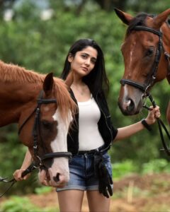 Ayli Ghiya Instagram - A horse doesn't care how much you know until he knows how much you care
@aylighiya ❤️