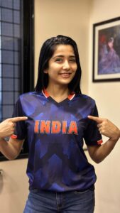 Ayli Ghiya Instagram - Rocking the HRX World Cup Edition tee like a boss! 🌟 
Grab yours now on @myntra and join the winning squad! 🇮🇳🏆 

#HRX #KeepGoing #Cricket #India #TeamIndia #Myntra #WorldCup