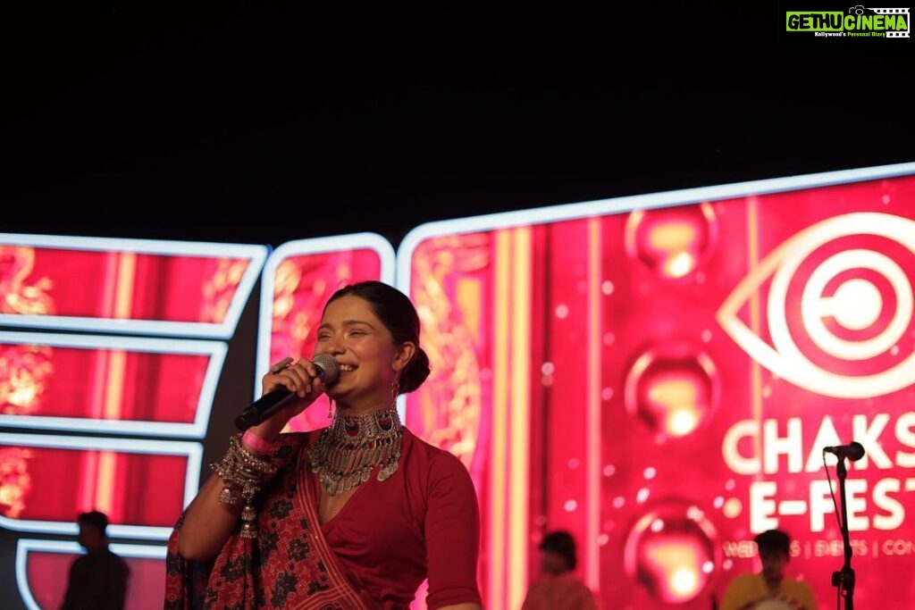 Bhakti Kubavat Instagram - | Navratri 2023 | Anchor : @bhaktikubavat Singer : @parthoza25 Event curated by : @chakshuefesto #navratri #anchor #host #anchoring #celebrityanchor Ahmedabad, India