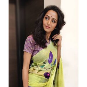 Bhamini Oza Instagram - The beauty of a Morning Glory flower, is that of it's patient wait for the sun to rise in the morning!

The 'Morning Glory' saree by @bbg_royals is inspired by the vintage botanical paintings. This beautiful piece recreates a vintage magic, firstly by hand painting the motif on paper and then translating it on the purest silk chiffon. 

📸 @punit.j.g

@bbg_royals
@digvijaysinghfashion
@the_neo_eclectic

#bbgroyals #bbgloyals #indianroyalty #rajputstyle #rajputsaree