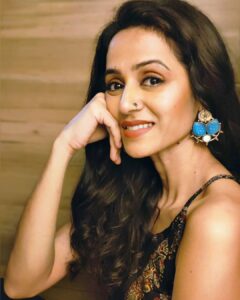 Bhamini Oza Instagram - I am all ears... 
for a beautiful pair of earrings!
.
.
📸 @punit.j.g
Earings : @zewar_by_astitvaindia
@astitvaindia