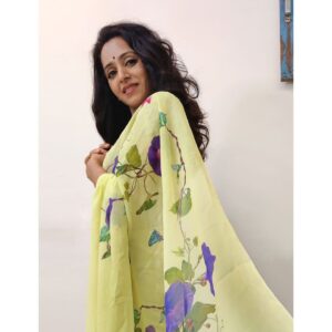 Bhamini Oza Instagram - The beauty of a Morning Glory flower, is that of it's patient wait for the sun to rise in the morning!

The 'Morning Glory' saree by @bbg_royals is inspired by the vintage botanical paintings. This beautiful piece recreates a vintage magic, firstly by hand painting the motif on paper and then translating it on the purest silk chiffon. 

📸 @punit.j.g

@bbg_royals
@digvijaysinghfashion
@the_neo_eclectic

#bbgroyals #bbgloyals #indianroyalty #rajputstyle #rajputsaree