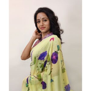 Bhamini Oza Instagram - The beauty of a Morning Glory flower, is that of it's patient wait for the sun to rise in the morning!

The 'Morning Glory' saree by @bbg_royals is inspired by the vintage botanical paintings. This beautiful piece recreates a vintage magic, firstly by hand painting the motif on paper and then translating it on the purest silk chiffon. 

📸 @punit.j.g

@bbg_royals
@digvijaysinghfashion
@the_neo_eclectic

#bbgroyals #bbgloyals #indianroyalty #rajputstyle #rajputsaree