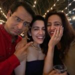 Bhamini Oza Instagram - Fun night with super fun people.. thank you @manasi_parekh @parthivgohil9 ..you guys are such lovely happy hosts..love you all!!!