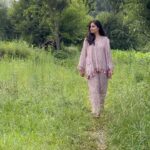 Bhanushree Mehra Instagram - Now is the best time to plan your visit to Bir. If you’re traveling with a group, you’ll love @the_jungalow_bir ! It offers three spacious bedrooms, a cozy TV room, and plenty of outdoor space. Despite its proximity to the main market, it’s peacefully situated next to a beautiful stream, away from the noise. Your perfect group getaway is just a booking away! . . . . #bir #birbilling #jungalow #himachal Bir, Himachal Pradesh, India