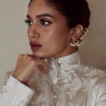 Bhumi Pednekar Instagram - ✨✨✨ . . . Outfit- @anamikakhannaindia Jewellery - @suhanipittie Styled by - @manishamelwani Style team - @sim.ran_awayy @gypsy.girl.world Makeup -@niccky_rajaani Hair- @hrishidoeshair Photographer -@trishasarang @mumbaifilmfestival #bhumipednekar #jiomamimumbaifilmfestival