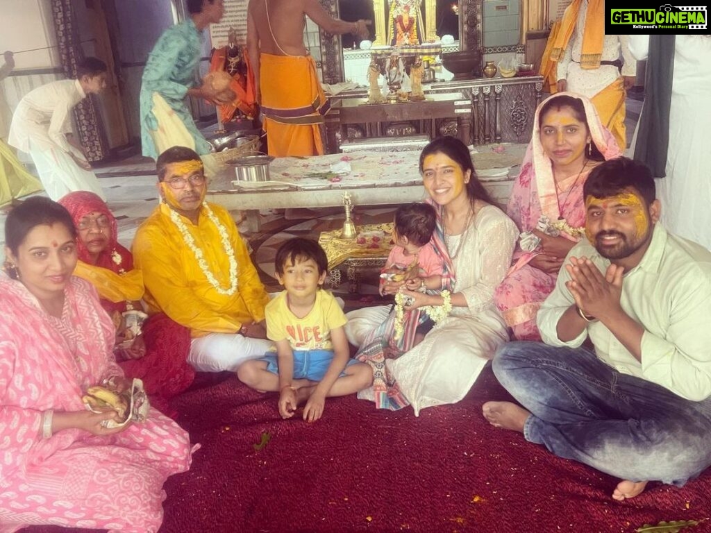 Chitra Shukla Instagram - Blessings receiving day💫 My birthday and Ma papa anniversary is the Best day of my life😊Today♥️ #11thmay wishing The best life to My parents and me by the lord Venketeshwra 🙏🏻✨ with family we had Lakshminarayna Abhishek ✨☀️✨felt so blessed. Wishing all happiness,love,prosperity and good health to all of us.😊♥️🌹✨🥰😍💫❤️💫✨✨🥰🥰 #abhishekday @narendrashukla1107 @yogendrashukla725 @pretty_preet1993 @shubhamshukla0210 @starkanav @shuklafamilylove #happiestbirthday #happiestanniversary #shuklafamily पावन सिद्धधाम श्री लक्ष्मीवेंकटेश देवस्थान, छत्रीबाग इंदौर
