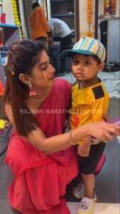 Dhamnashree Kadgaonkar Instagram - सेटवर आईला भेटायला आला कबीर!♥️

#Dhanashreekadgaonkar #BTS #Kabir #RajshriMarathiExclusive