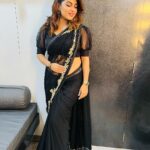 Dhamnashree Kadgaonkar Instagram - दहीहंडी 2023 Sari by @sujal_designer_boutique_ Blouse by @shilpjeet_fashion_studio #dhanashrikadgaonkar #dahihandi2023 #blacksari #loveforsari #tuchalpudha #event #fanlove #shilpirocks Ghodbandar Road Thane