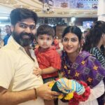 Dhamnashree Kadgaonkar Instagram - संकष्टी चतुर्थी .. Kabir’s first visit to Siddhivinayk… Vlog on my you tube channel .. do watch that .. #dhanashrikadgaonkar #kabir #durveshdeshmukh #siddhivinayaktemple #siddhivinayak #dadar #ganapatibappa Siddhi Vinayak Temple,dadar,mumbai