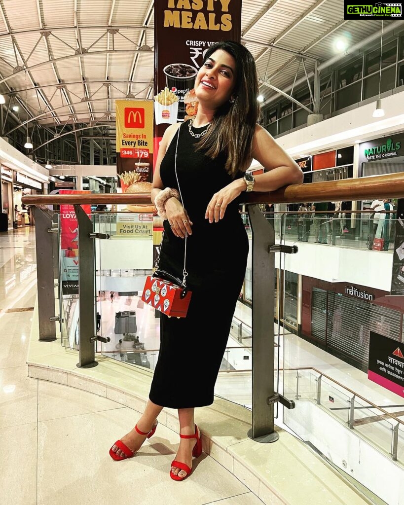 Dhamnashree Kadgaonkar Instagram - I like black because it’s classy … 🖤🖤🖤 📷by @deshmukhdurvesh #dhanashrikadgaonkar #shilpirocks #blackdress #blackred Viviana Mall